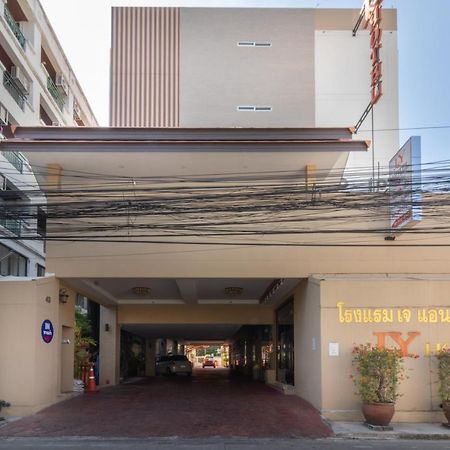 J&Y Hotel Latphrao 35 Бангкок Экстерьер фото