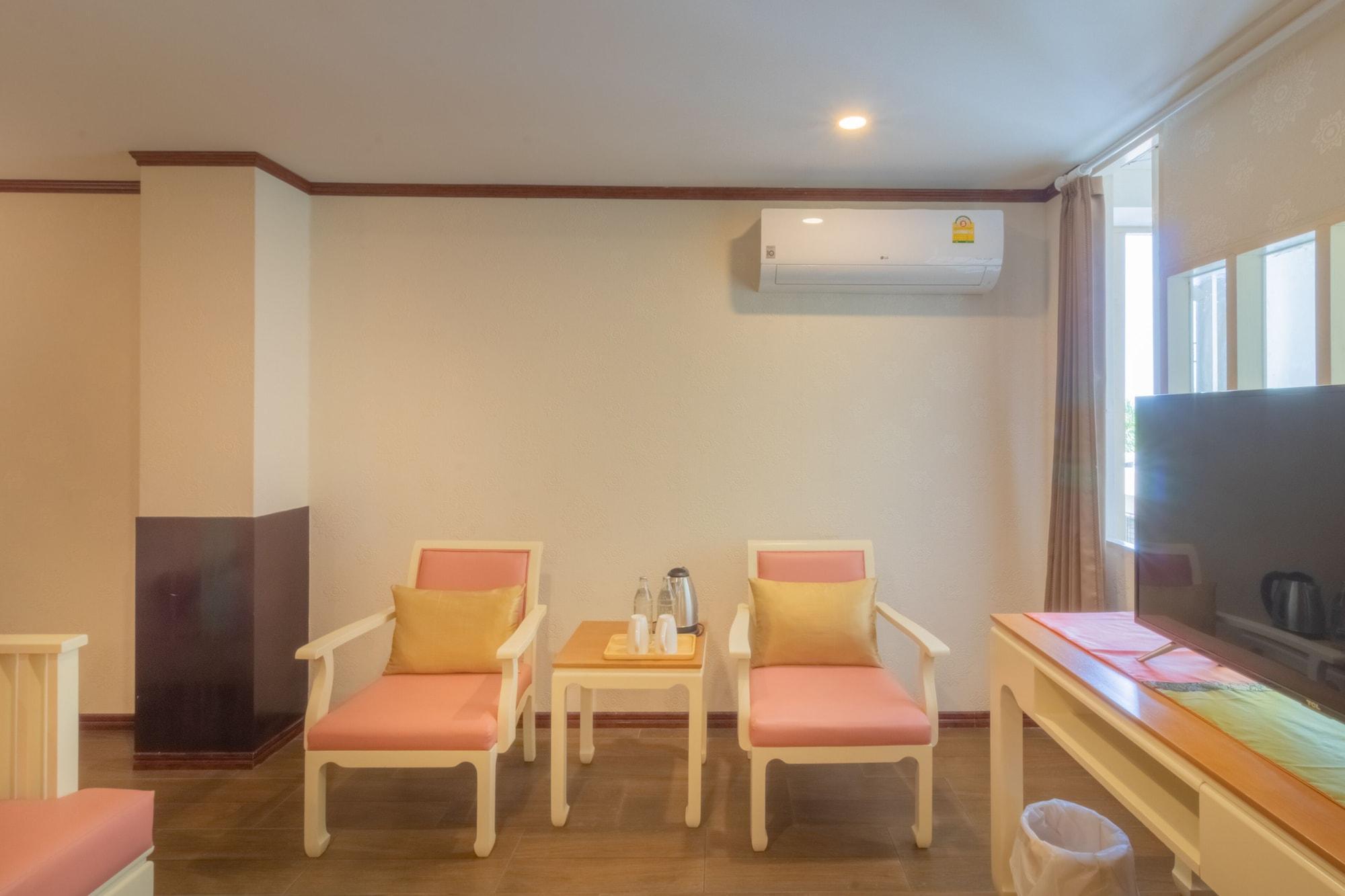 J&Y Hotel Latphrao 35 Бангкок Экстерьер фото