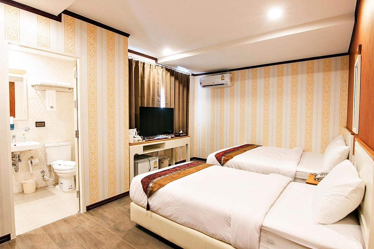 J&Y Hotel Latphrao 35 Бангкок Экстерьер фото